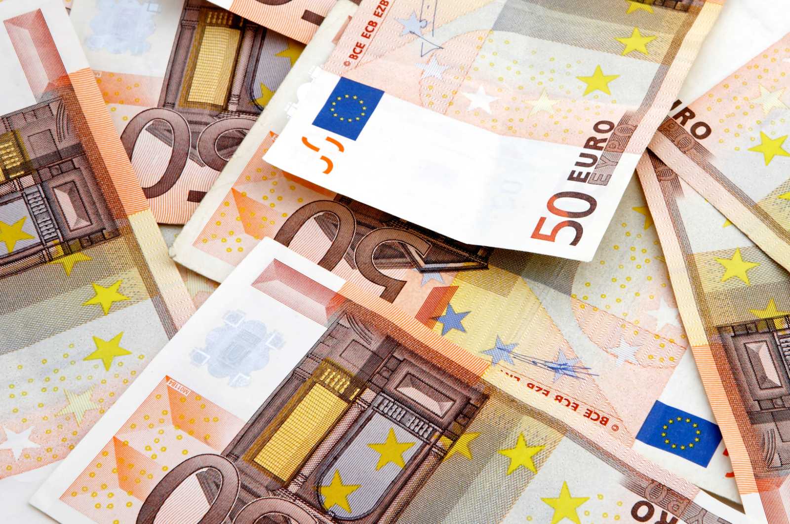 Kineski državljani osumnjičeni da su ukrali 10.000 dolara i skoro 9.000 eura u avionu