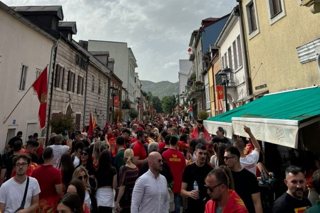 Pogledajte kako je na trgu na Cetinju: Počeo je koncert, iz svih djelova države stigle hiljade ljudi