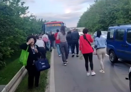 Sudar autobusa i automobila: Poginuo vozač, više od 30 osoba povrijeđeno