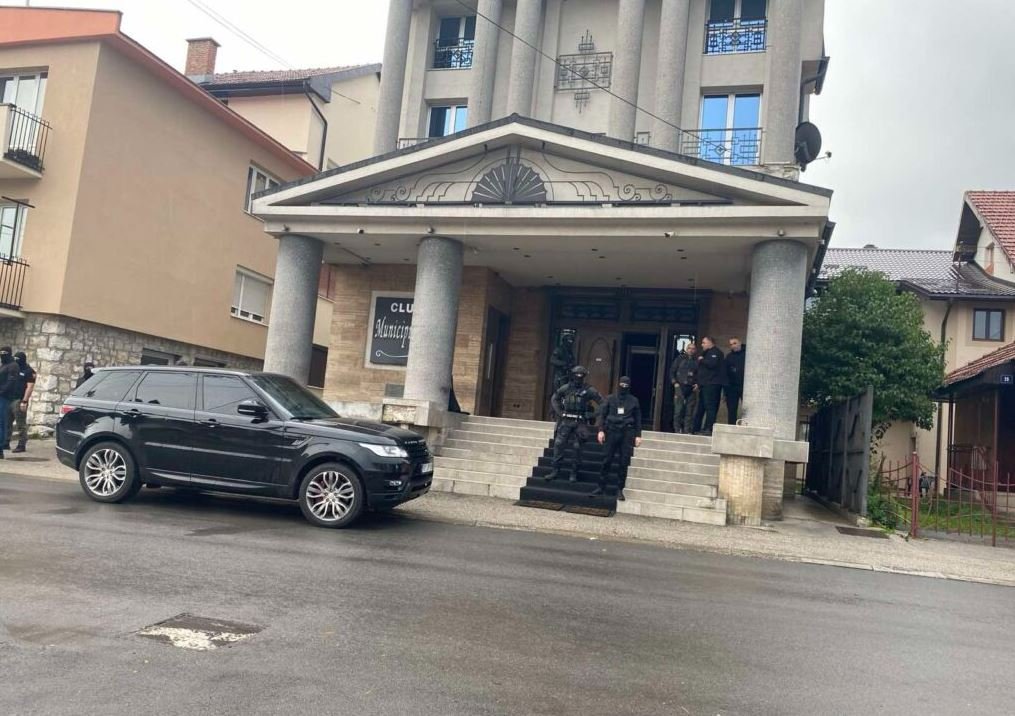 Policija u fantomkama pretresa Municipijum S