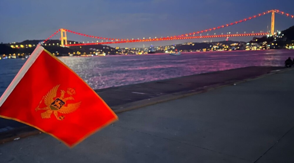 Most u Istanbulu u bojama crnogorske zastave