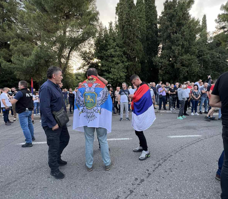 Završen protest ispred zgrade Vlade, novo okupljanje najavljeno za sjutra uz poruku da usvajanje Rezolucije o Srebrenici može izazvati sukobe na Balkanu