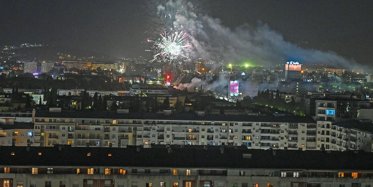 Vatromet u Podgorici za Dan nezavisnosti, zgrada Vlade u bojama crnogorske zastave