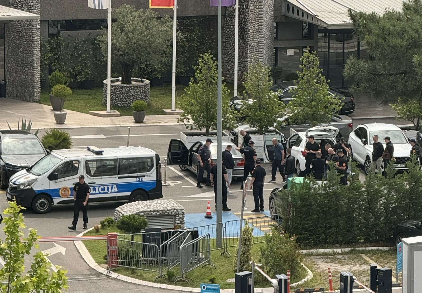 (FOTO/VIDEO) AKCIJA POLICIJE: Pretres u hotelu Podgorica