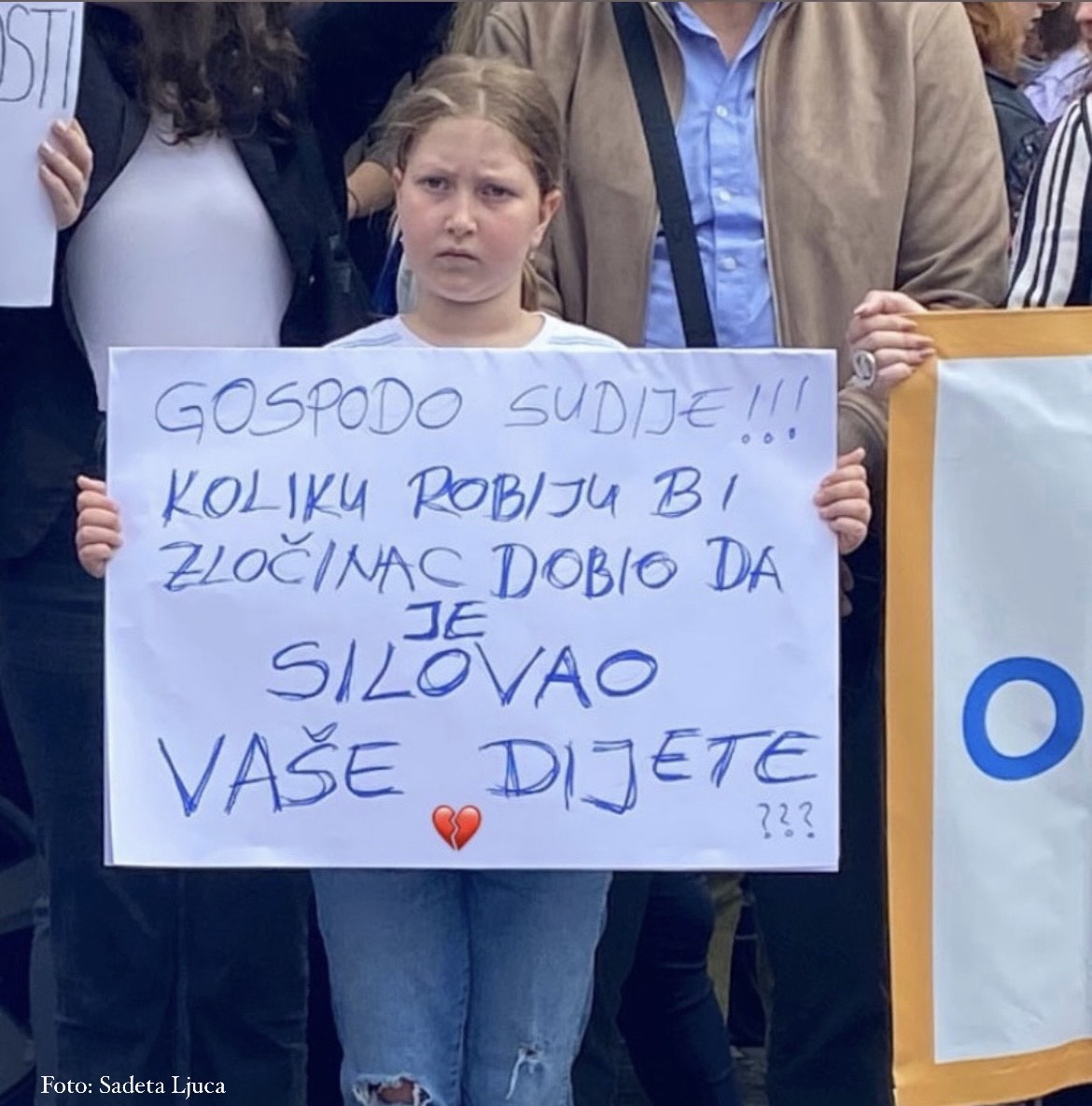 (FOTO) Protest ispred Apelacionog suda; Perović: Žrtva nikad nije kriva, institucije ohrabruju nasilnike