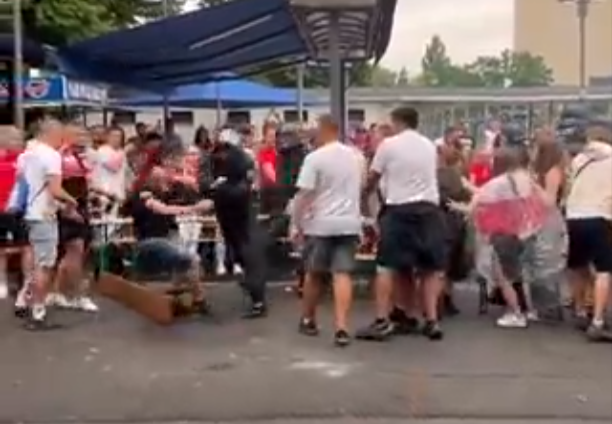 Novi incident u Njemačkoj: Poljski navijač bacio bocu na policajca, odmah je požalio (VIDEO)