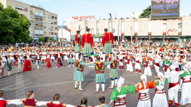 (VIDEO) Bogatstvo narodne igre i tradicije: Folklorni spektakl na Trgu nezavisnosti okupio preko 800 igrača
