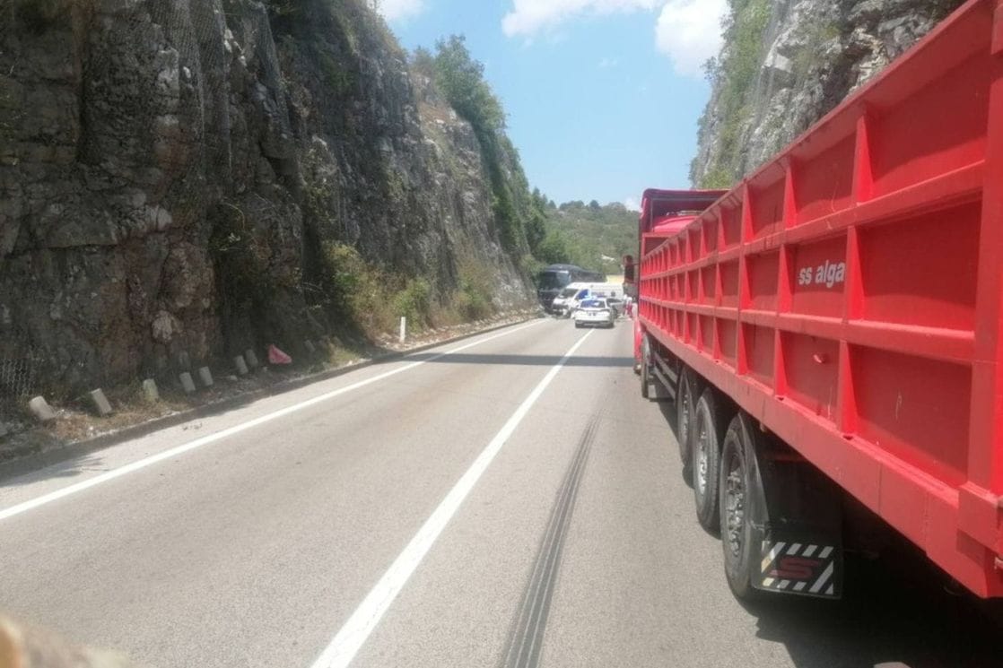 Saobraćajna nesreća na putu Nikšić-Podgorica, poginula jedna osoba