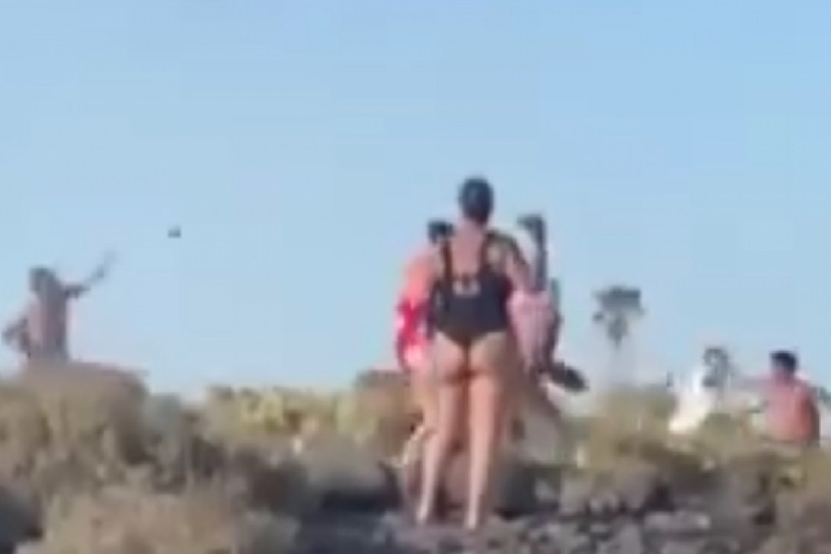 Strašna tuča na plaži: Potezali su se nož i kamenice (VIDEO)