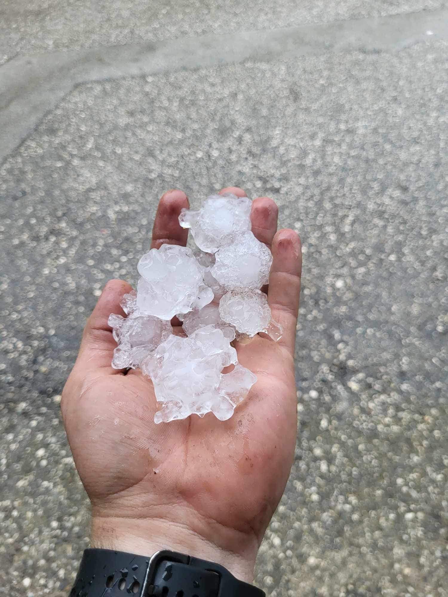 U Sloveniji pljuskovi, jak vetar i grad veličine oraha