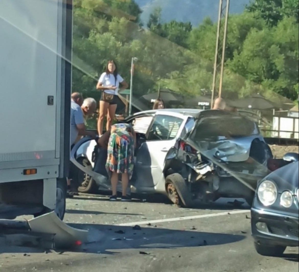 Uspostavljen saobraćaj na regionalnom putu nakon lančanog sudara kod Virpazara