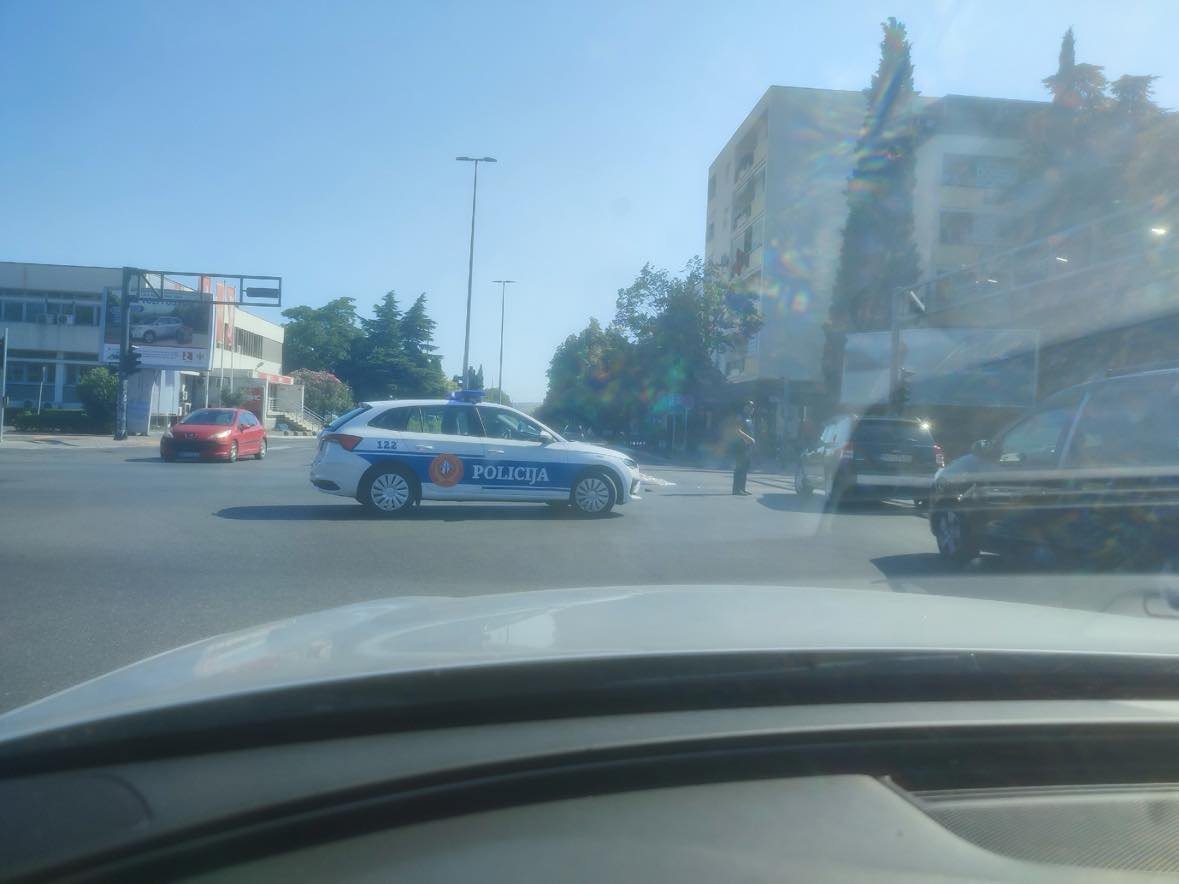 Udes u Podgorici: Kod stare zgrade Vlade oboren motociklista