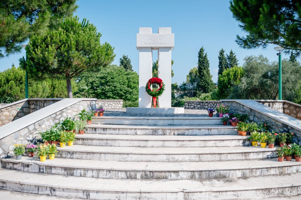 U znak sjećanja na žrtve Srebrenice delegacija Glavnog grada položila vijenac na spomenik na Pobrežju