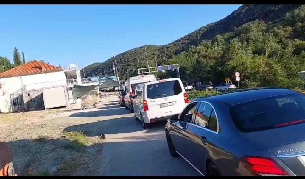 Grupa stranaca pretukla oca i sina na granici sa CG, mislili da su krenuli da zaobilaze kolonu