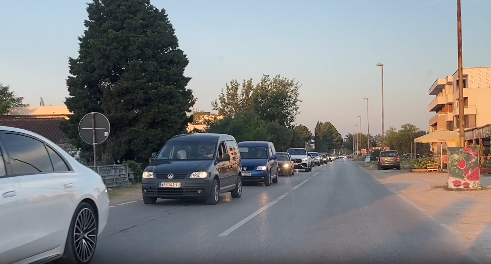 Kilometarske kolone od Ade Bojane ka centru grada
