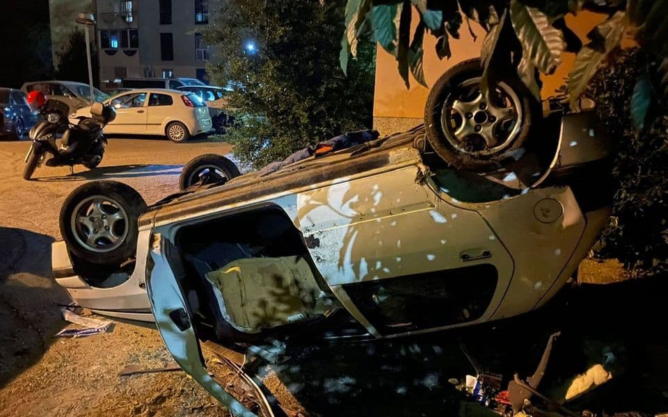 (FOTO) Grupa mladih u Kotoru demolirala automobil, pa ga prevrnula na krov
