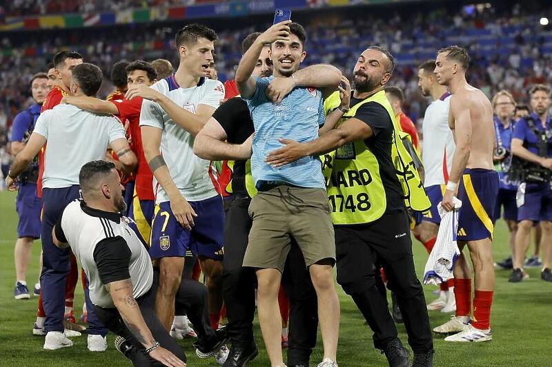 Radnik obezbijeđenja povrijedio Moratu dok su Španci slavili ulazak u finale Eura