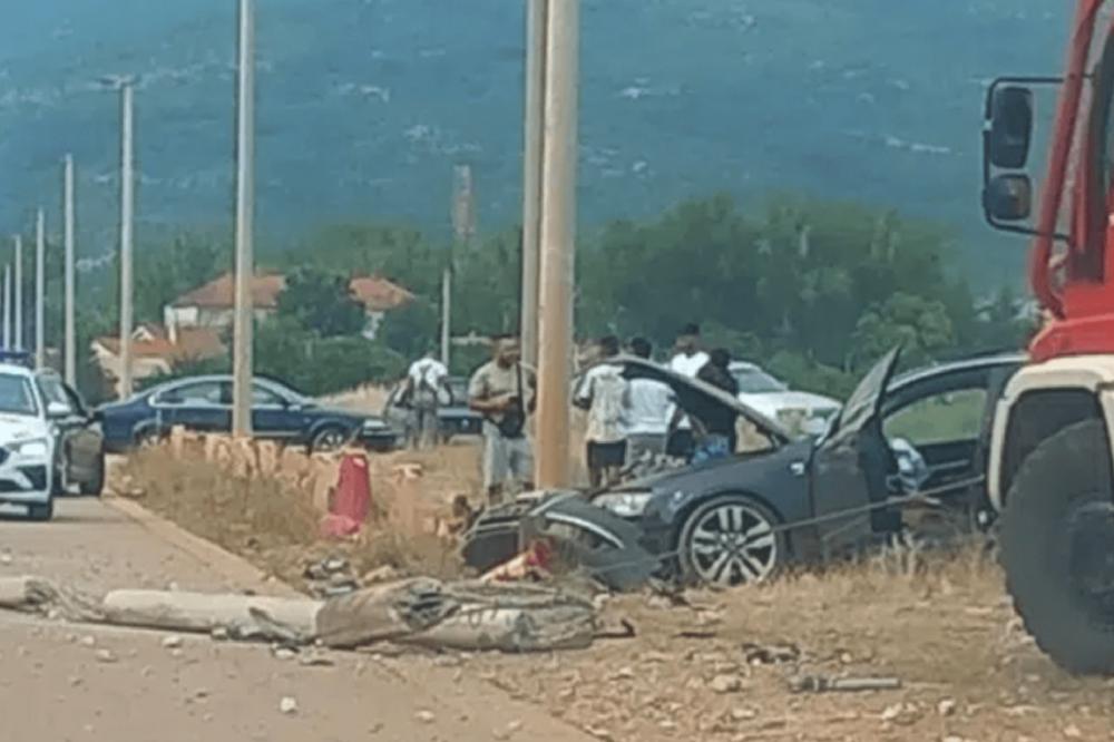 Udes u Nikšiću: Vozilom u stub od ulične rasvjete