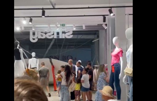 (VIDEO) Srušio se krov tržnog centra u Zemunu, ima povrijeđenih