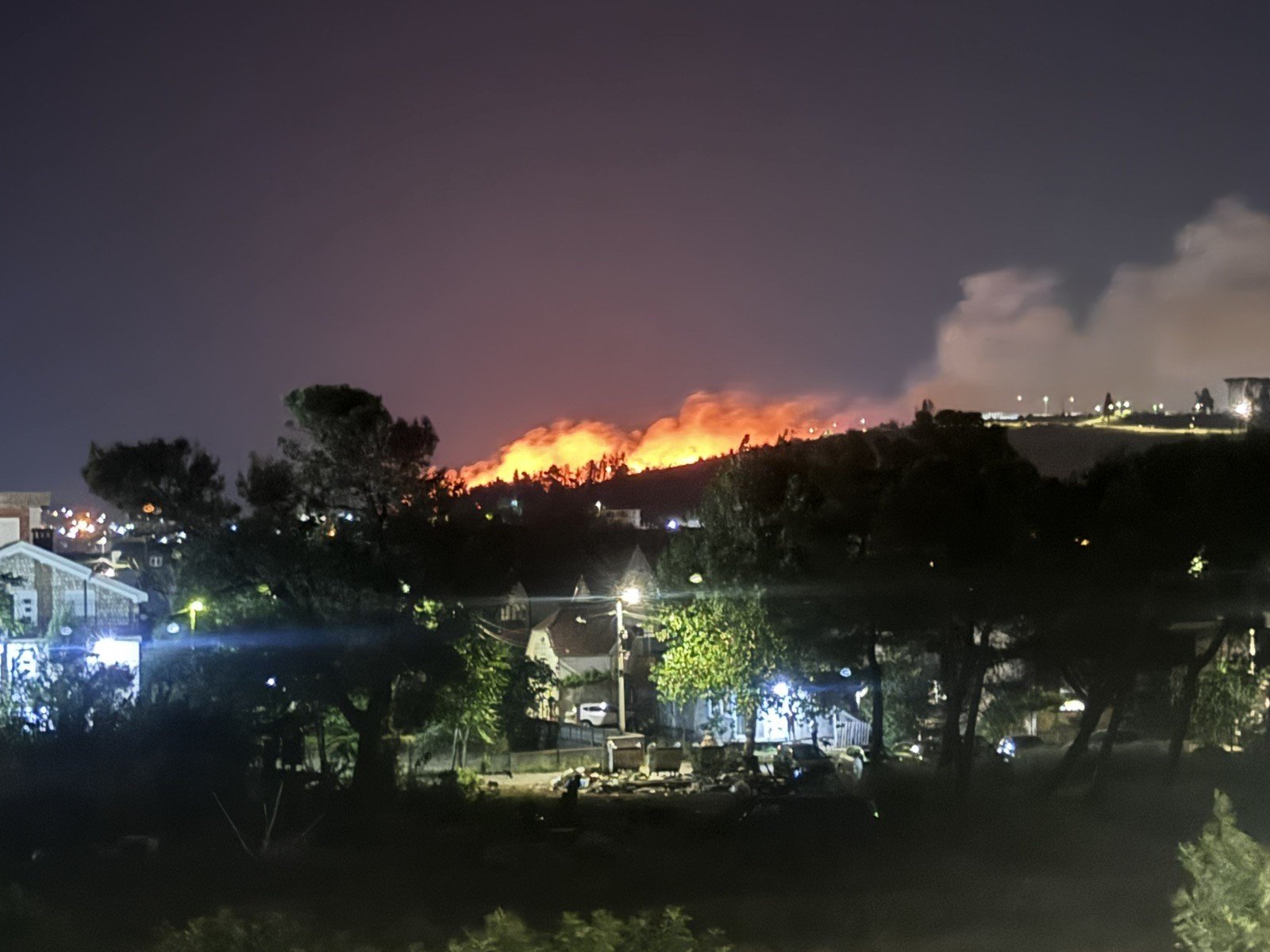 (VIDEO)Veliki požar na Gorici, vatru izazvao vatromet; Podgoričkim vatrogascima pomažu kolege sa Cetinja i iz Danilovgrada