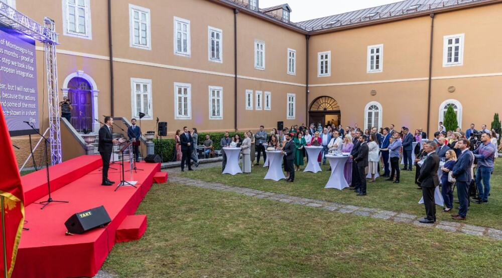 Dukaj: Državni službenici tihi heroji naše demokratije i društva