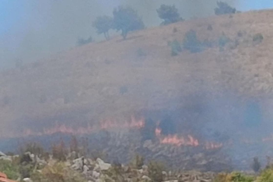 (VIDEO) Požar na Dajbabskoj gori: Vatru gase i avioni