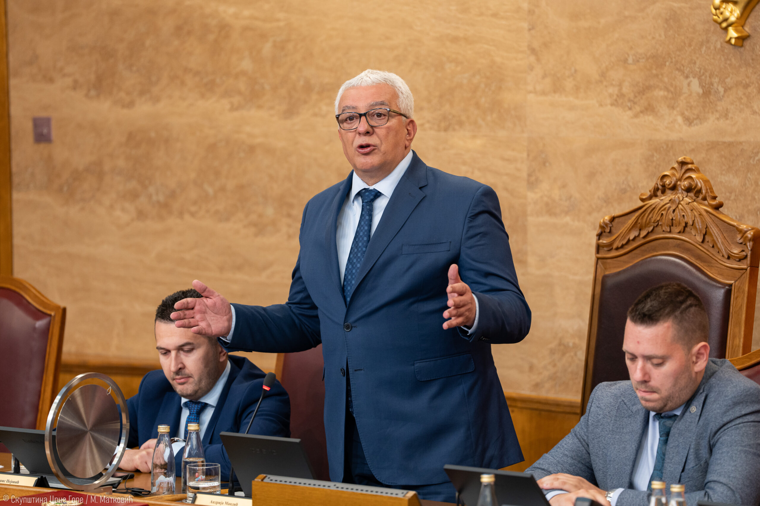 Mandić uklonio PRVU CRNOGORSKU ZASTAVU iz holа Skupštine!