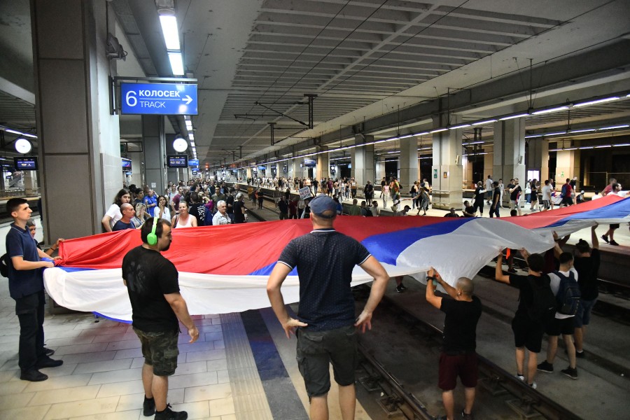 Beograd: Policija izbacila protestante sa željezničke stanice Prokop, oni se uputili ka Pionirskom parku