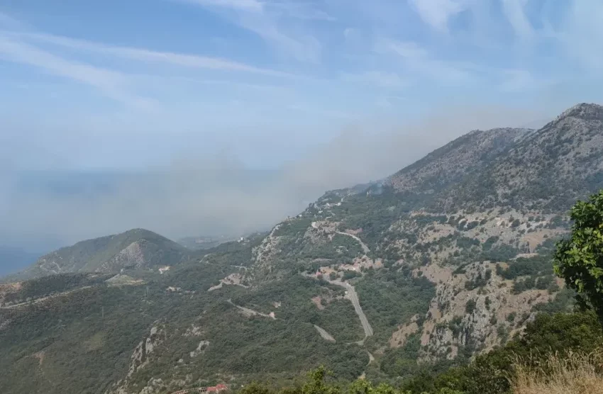 (VIDEO)Požar iznad Reževića se spušta ka Jadranskoj magistrali, dim otežava disanje