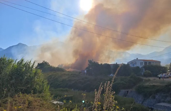 Bar: Požar blizu stambenih objekata