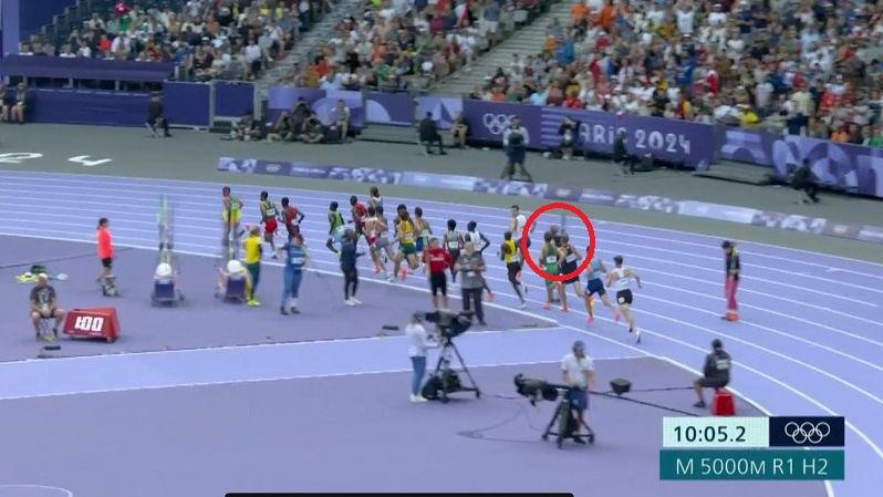 (VIDEO) Kamerman gledao žene pa upao na trku i napravio potpuni haos: To se ne bi smjelo događati na Olimpijskim igrama