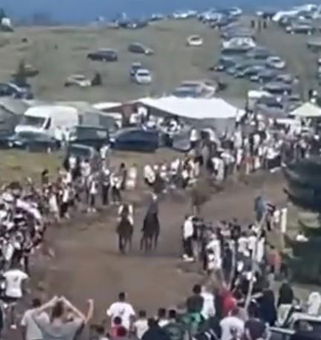 (VIDEO) Bijelo Polje: Konj povrijedio troje djece i djevojku na vašaru