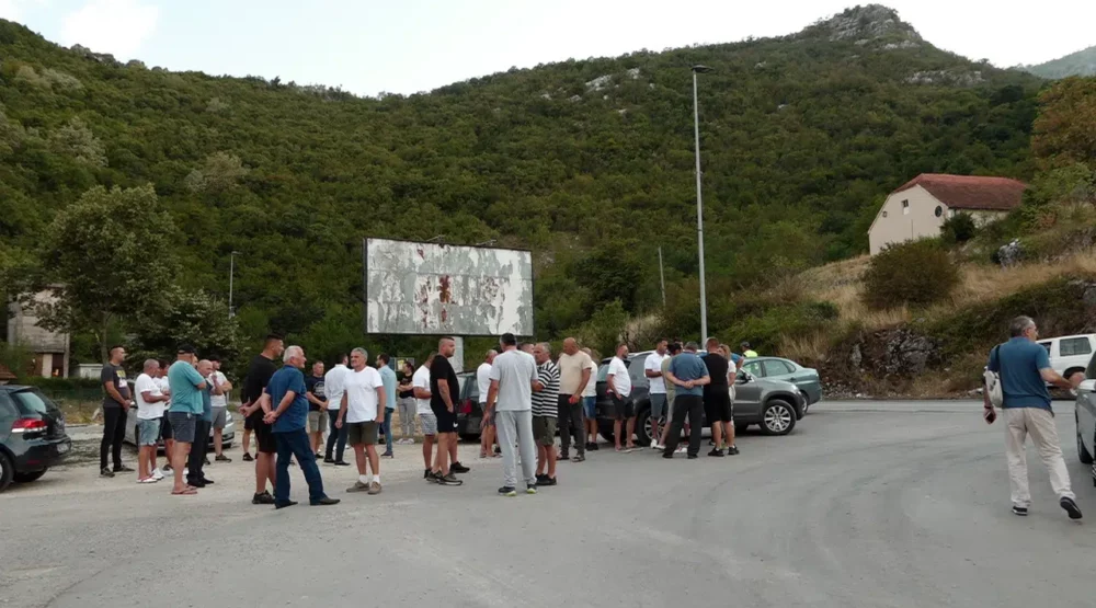Mještani Straševine i Kličeva protestovali zbog istovaranja otpada, zahtijevaju od nadležnih da ga uklone