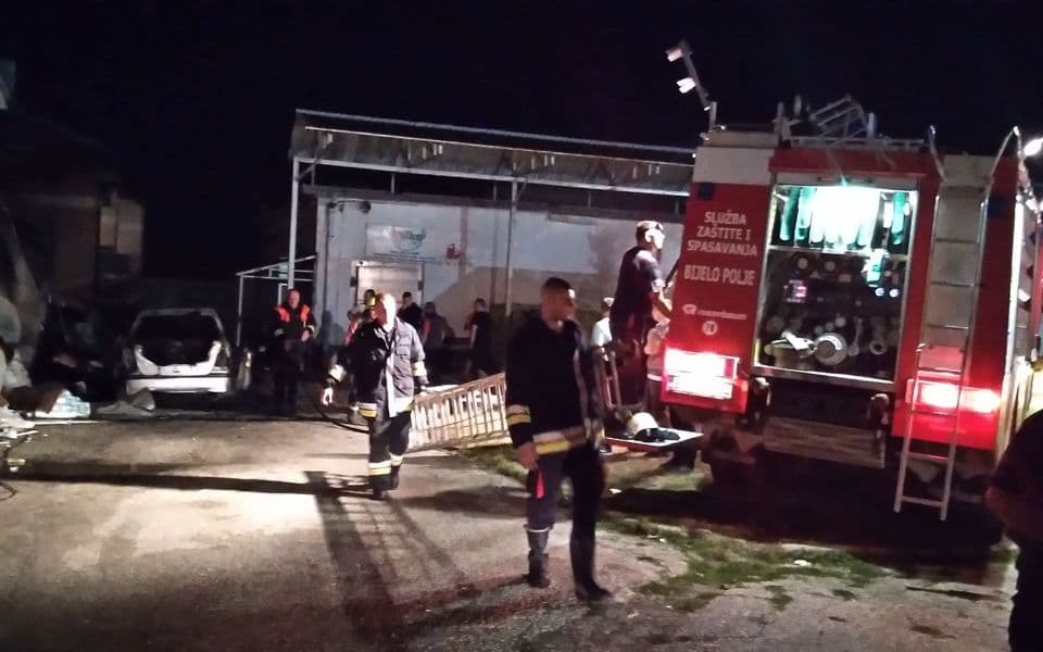 (VIDEO) Požar u Bijelo Polju: Izgorio pomoćni objekat mljekare