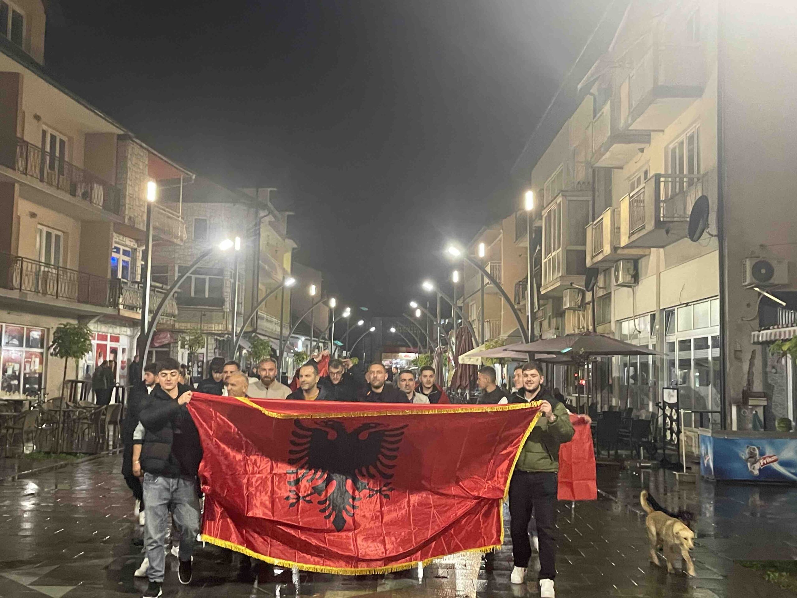 (FOTO) Pristalice &#8220;Pokreta za Gusinje&#8221; uz albansku zastavu proslavljaju ostvarene rezultate u Gusinju