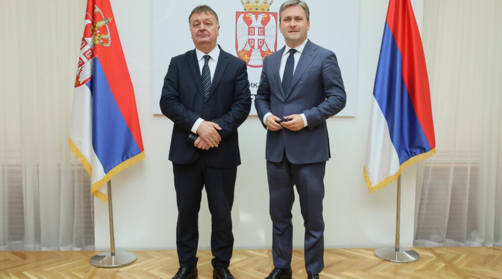 Aleksić tvrdi da je PR služba poslala fotografije sa državnom zastavom, mejl Vlade ga demantuje
