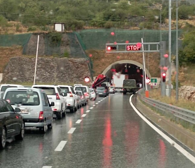 Udes u tunelu Klopet: Zatvoren auto-put Princeza Ksenija