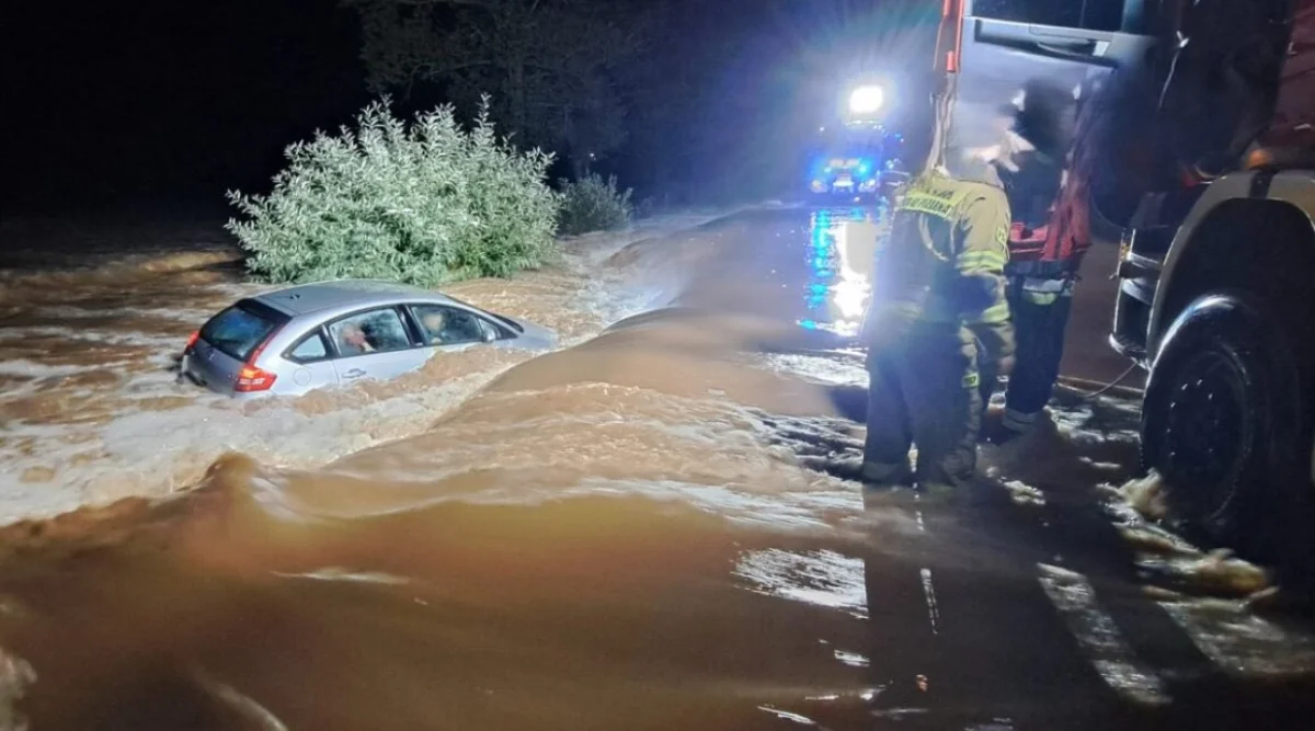 (FOTO) Dramatična akcija u Poljskoj: Bujica odnijela automobil sa četvoročlanom porodicom