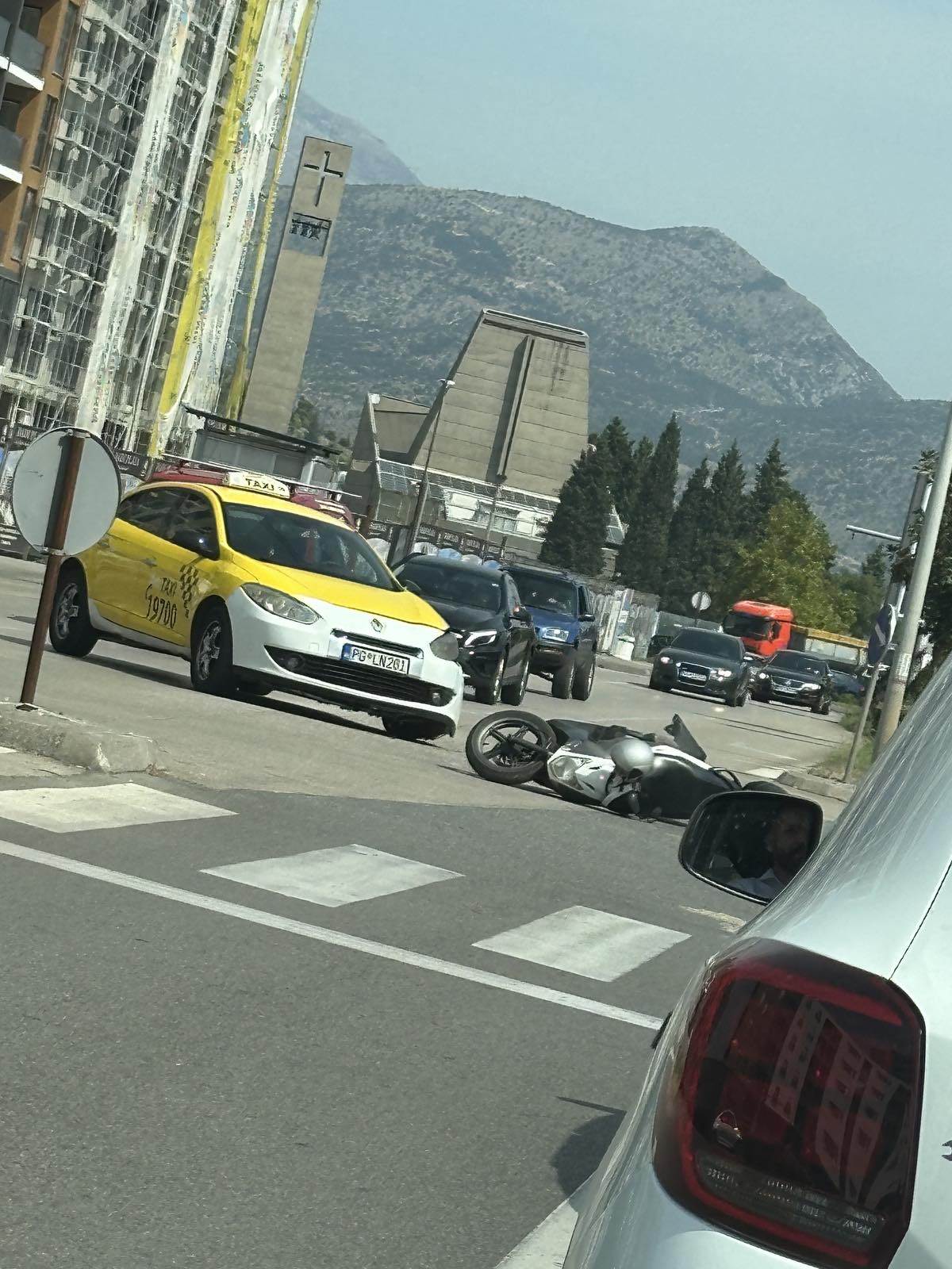 Udes na Starom aerodromu: Sudar taksija i motora