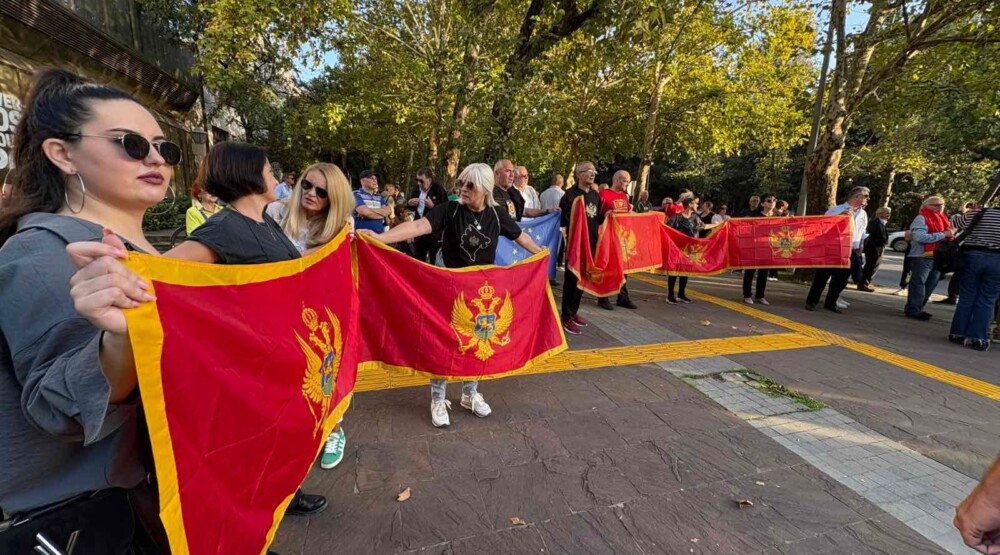 Protest građana ispred Skupštine: Vratite crnogorsku zastavu na mjesto gdje je bila