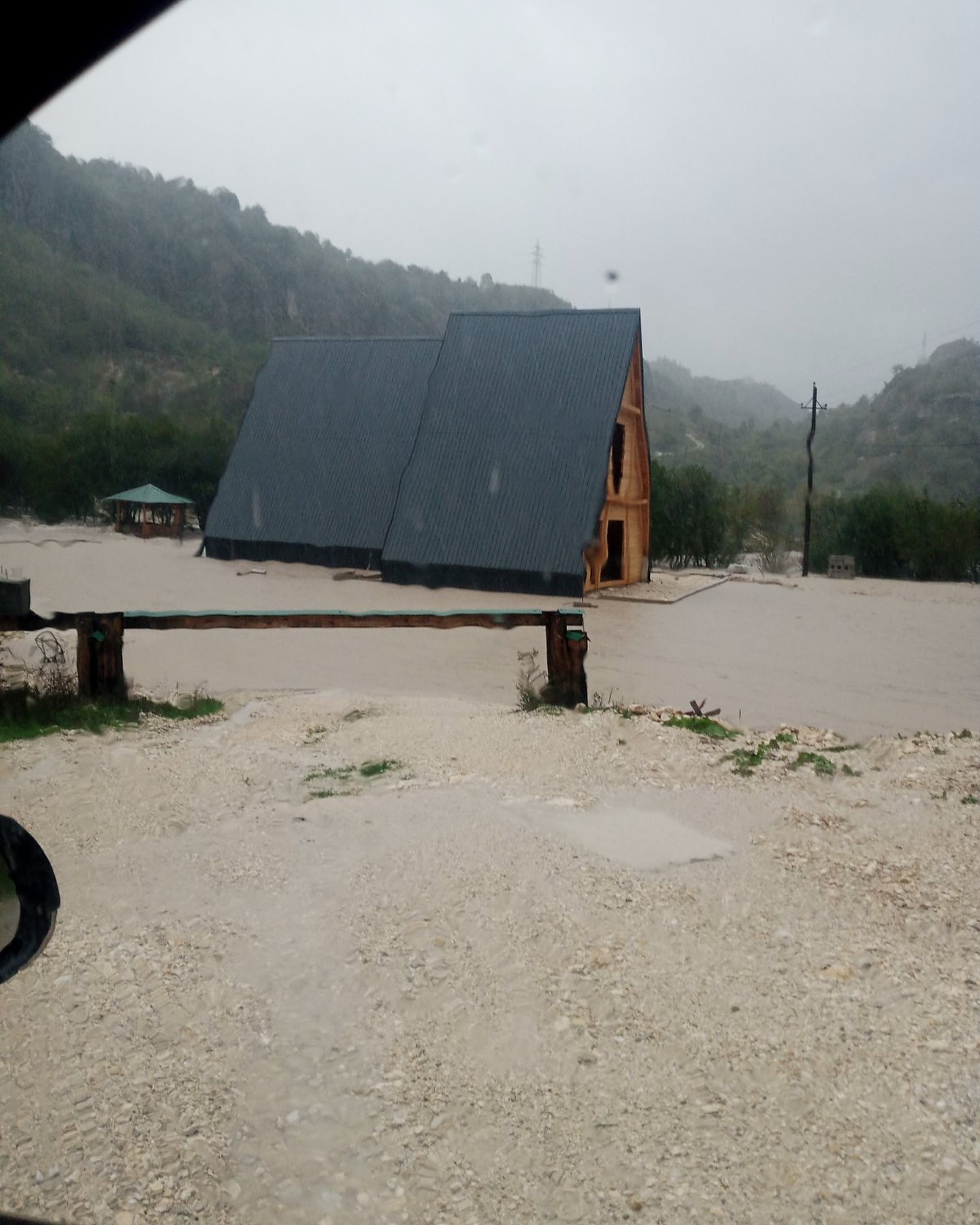 (VIDEO)Teška situacija u opštini Šavnik: Sela Komarnica i Grabovica odsječena, voda nosi pomoćne objekte