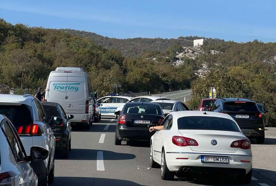(VIDEO) Čitaoci šalju: Nakon sat obustave, odblokiran saobraćaj na putu Podgorica-Cetinje