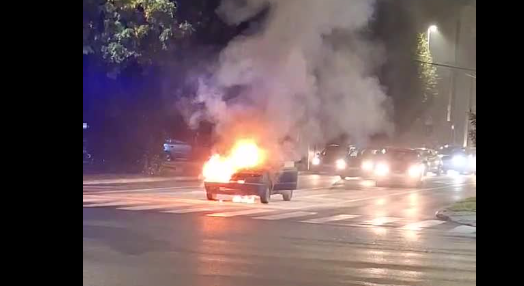 (VIDEO)Automobil gorio na raskrsnici u Podgorici