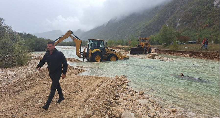 Evakuišu desetak turista iz sela Komarnica, pomoć države izostala