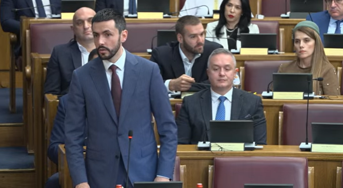 (VIDEO) Živković Mandiću: Ako krenete u izmjene Ustava Crne Gore, imaćete ozibljne posljedice