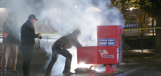 (VIDEO) Planula još jedna glasačka kutija u SAD, uništeno više stotina glasova