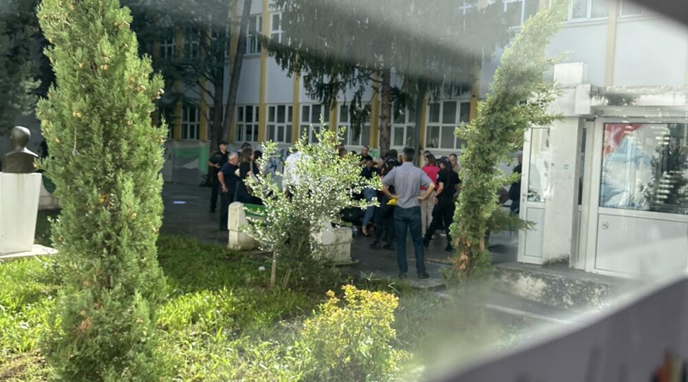 Bar: Učenik u dvorištu škole ranjen nožem