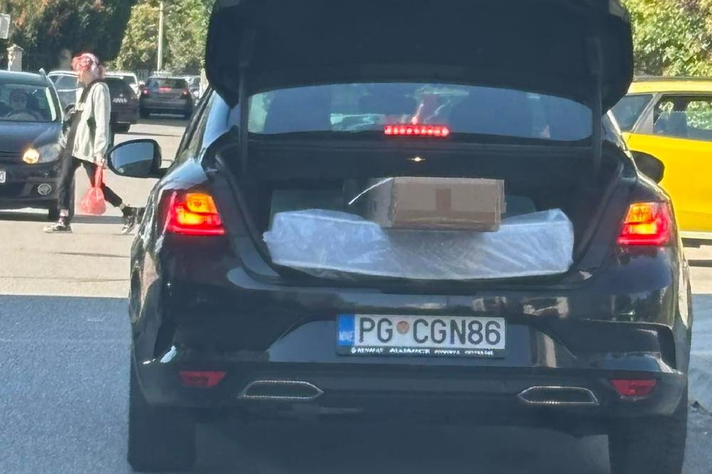 Vasilije Čarapić vozilom Skupštine prenosi krevet tokom vikenda