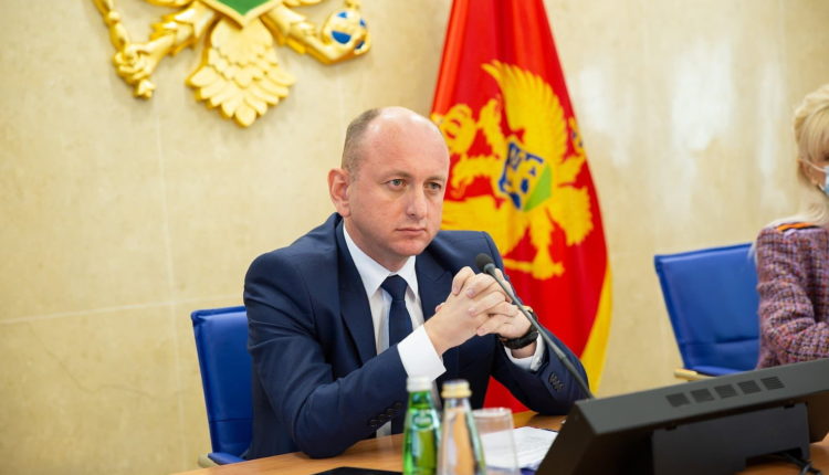 Knežević: U mladosti sam imao frizuru na lokne, Abazović “malo dijete” za mene što se tiče loknaste kose