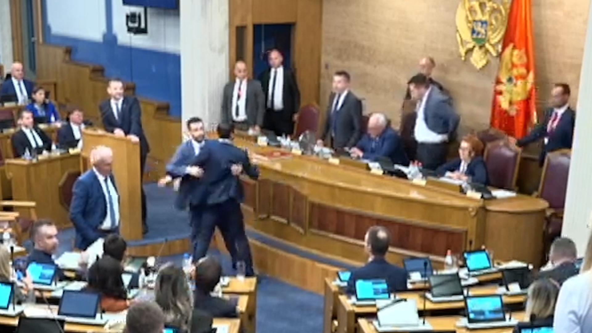 (VIDEO) Žestoka rasprava u Skupštini, umalo došlo do fizičkog obračuna: Nenezić i Pejović u centru konflikta!
